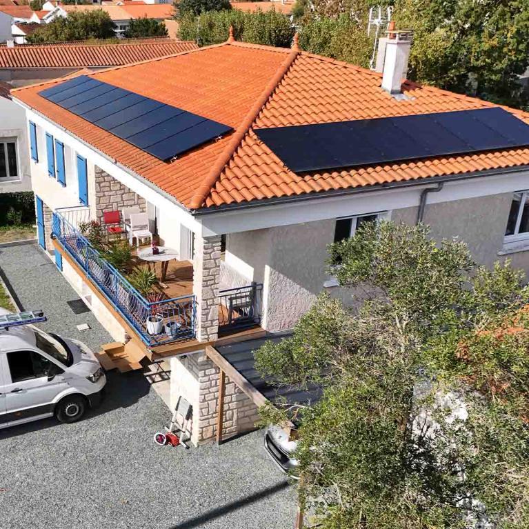OIKA panneau solaire sur toiture maison